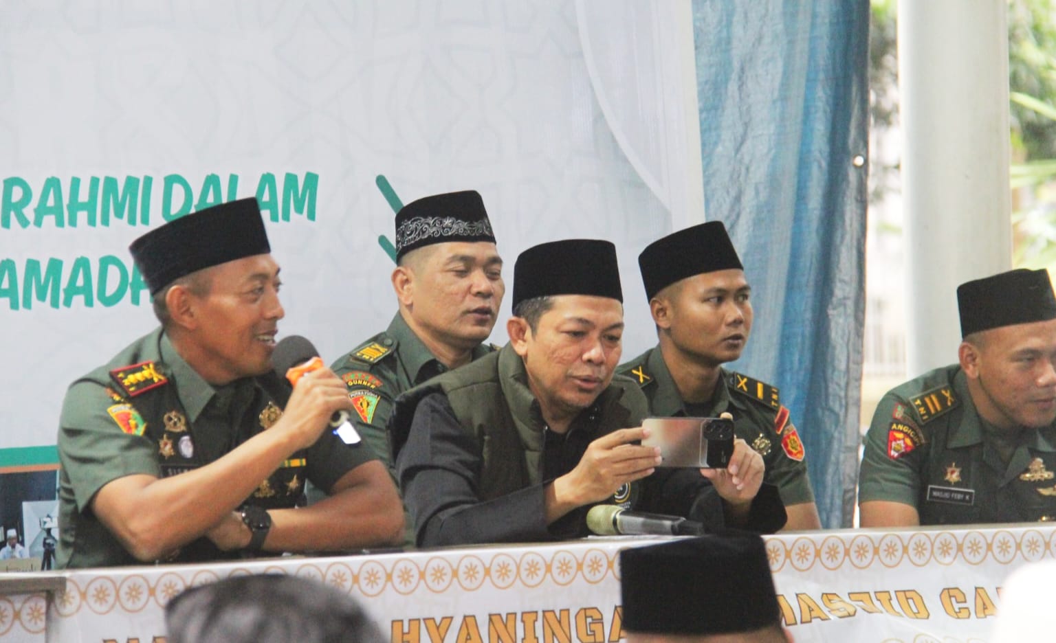 Prajurit dari Yonarmed 1 Kostrad turut menghadiri acara buka bersama dengan masyarakat Malang di Masjid Cahyaningati, Sabtu (22/03/2025). (foto: Penajusta/Narwan) 