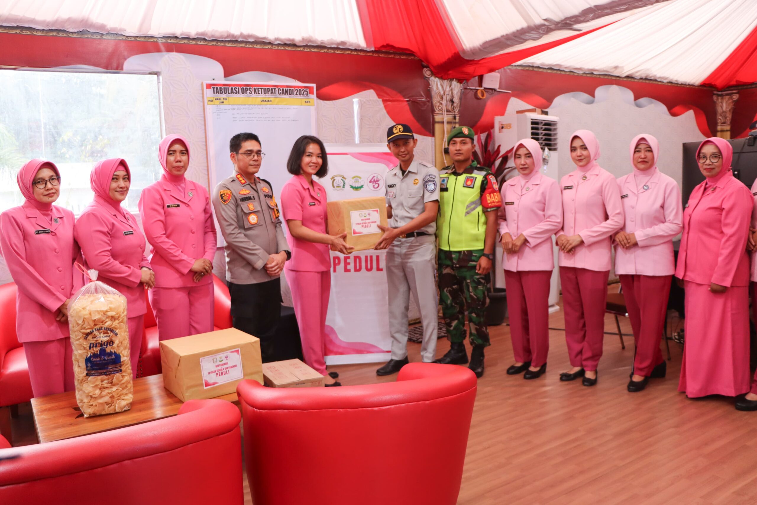 Kunjungi Pos Pam Ramadan, Kapolresta Magelang dan Ketua Bhayangkari Bagikan Bingkisan untuk Petugas (Humas)