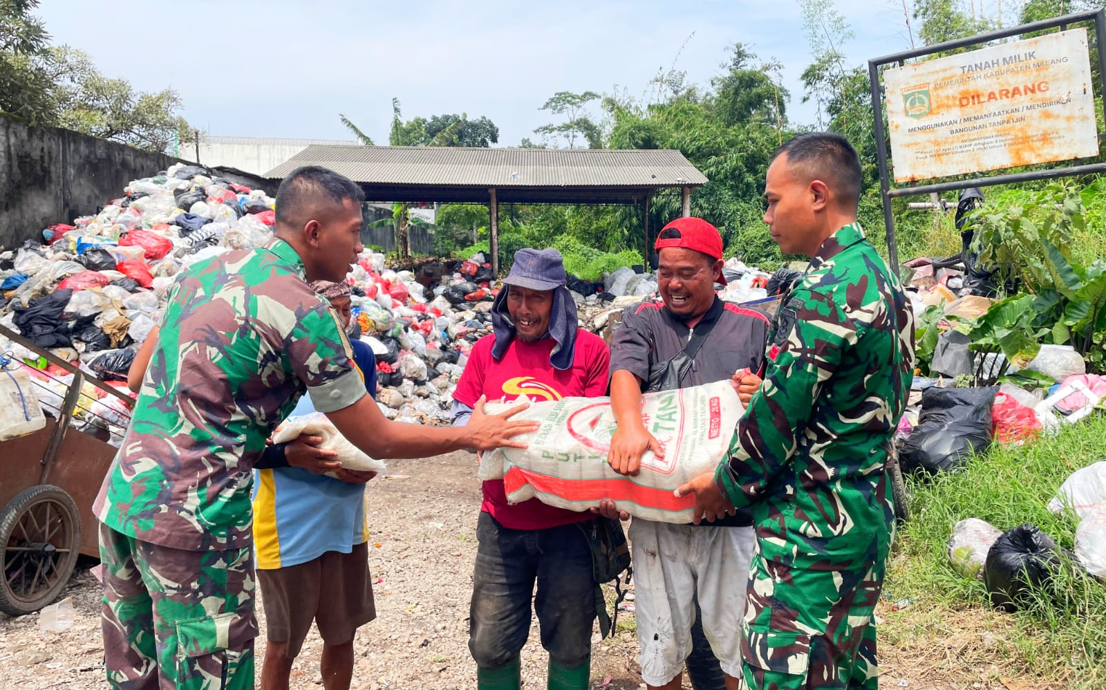 Prajurit Yonarmed 1 Kostrad menyalurkan zakat fitrah kepada kaum dhuafa di Singosari Malang, Kamis (27/03/2025). (foto:Penajusta/Narwan) 