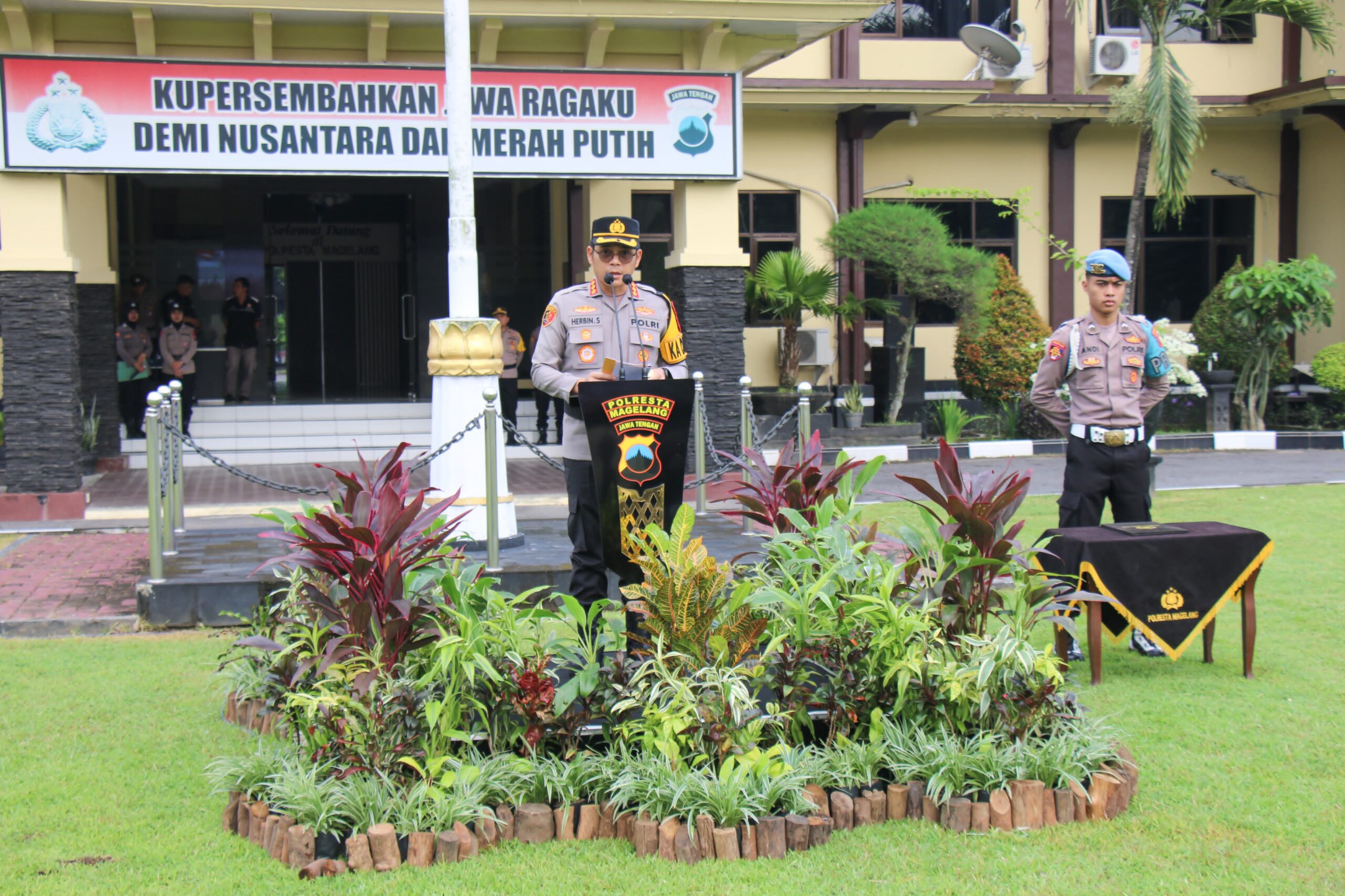 Polresta Magelang Gelar Upacara Laporan Kenaikan Pangkat Pengabdian (agri/mitramabesnews.com/humas)