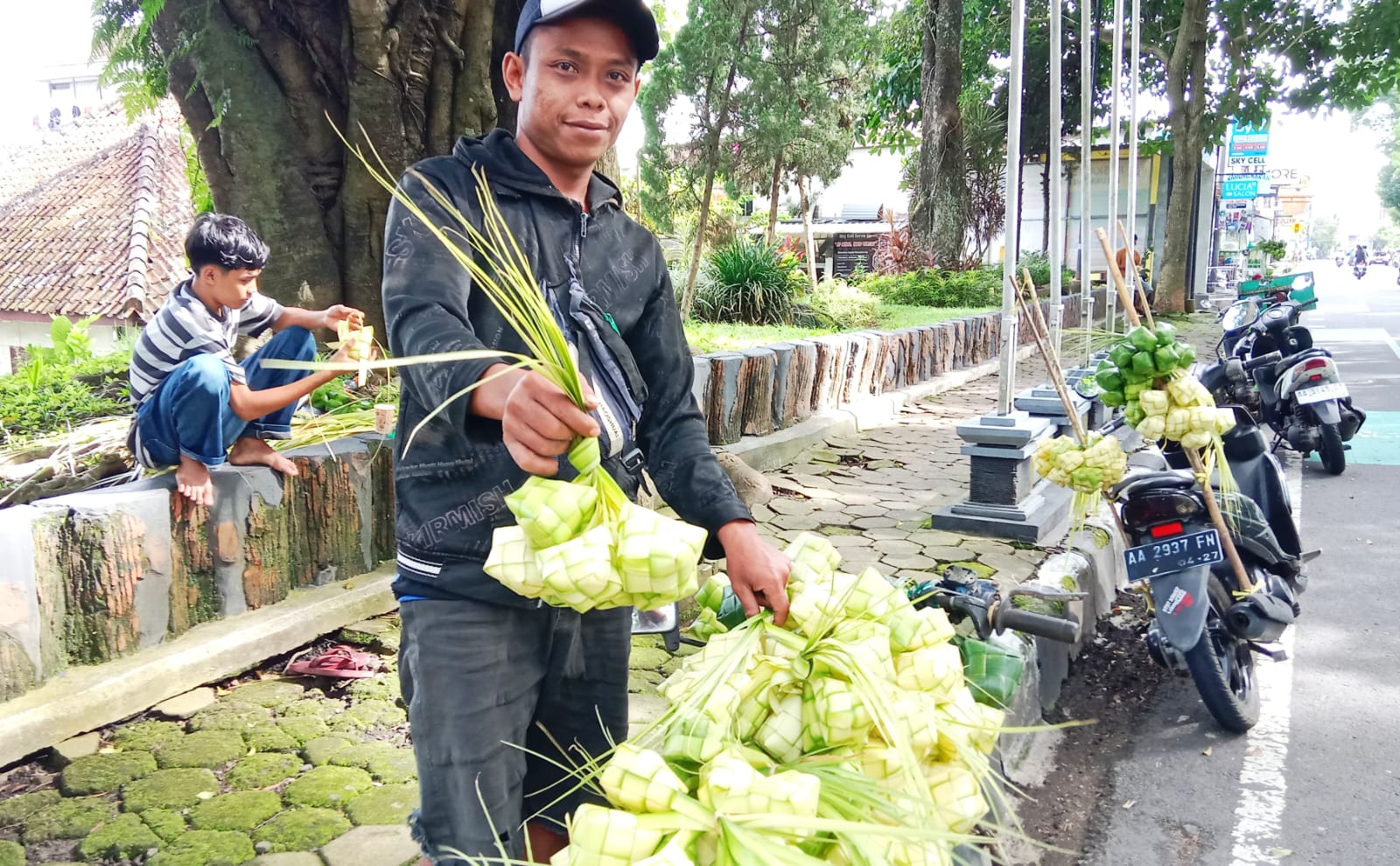 Ismawan pria asal kajoran Magelang saat berjualan longsong ketupat di kota Magelang (agri/mitramabesnews.co)