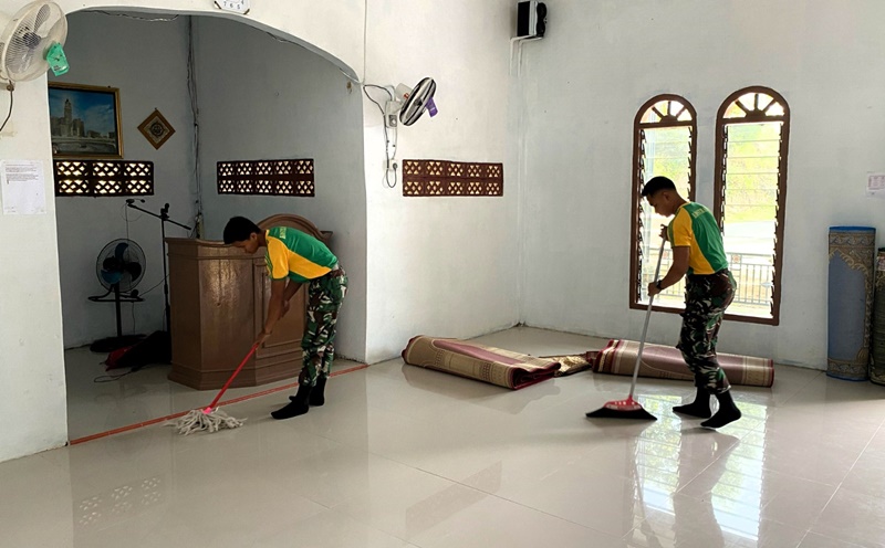Satgas Pamtas Yonarmed 11 Kostrad Pos Tanjung Aru bersama warga melaksanakan karya bakti pembersihan Masjid Babul Jannah di Desa Tanjung Aru, Kecamatan Sebatik Timur, Kabupaten Nunukan, Selasa (04/03/2025). (foto: Peneleven/Narwan)