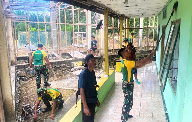 Satgas Pamtas Yonarmed 11 Kostrad Pos Sei Ular bersama warga Desa Sekaduyan Taka, Kecamatan Sei Manggaris, Kabupaten Nunukan, menggelar aksi gotong royong membersihkan Masjid Maulana Arsy, Jumat (14/03/2025). (foto: Peneleven/Narwan)