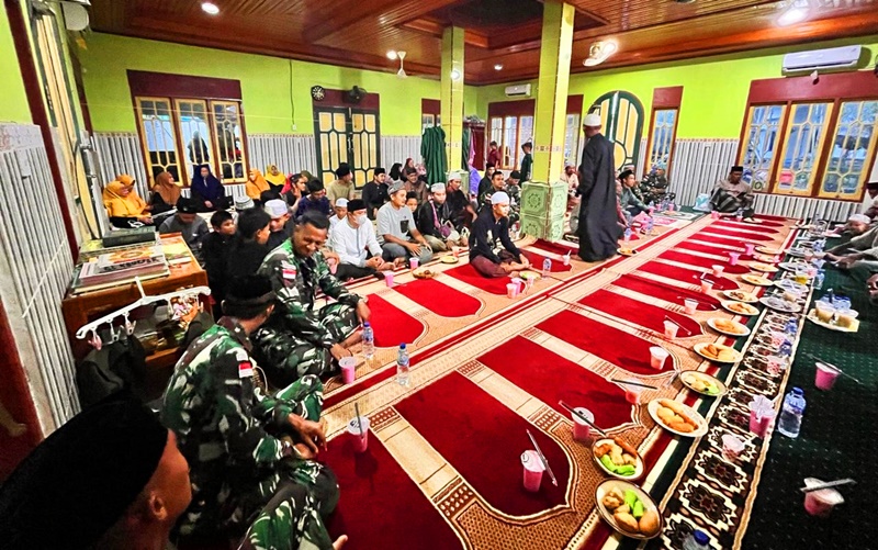 Prajurit Satgas Pamtas Yonarmed 11 Kostrad buka puasa bersama warga di perbatasan, Selasa (11/03/2025). (foto: Peneleven/Narwan) 
