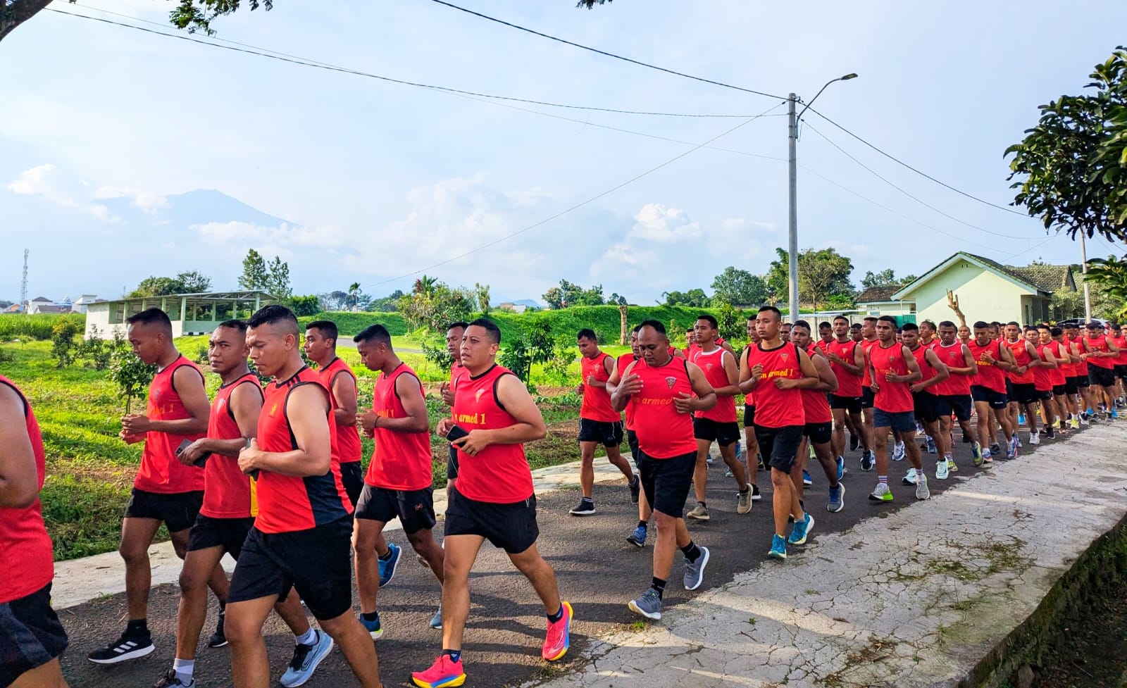 Prajurit Yonarmed 1 Kostrad ngabuburit sehat dengan lari 5 kilometer, Selasa (04/03/2025). (foto: Penajusta/Narwan) 