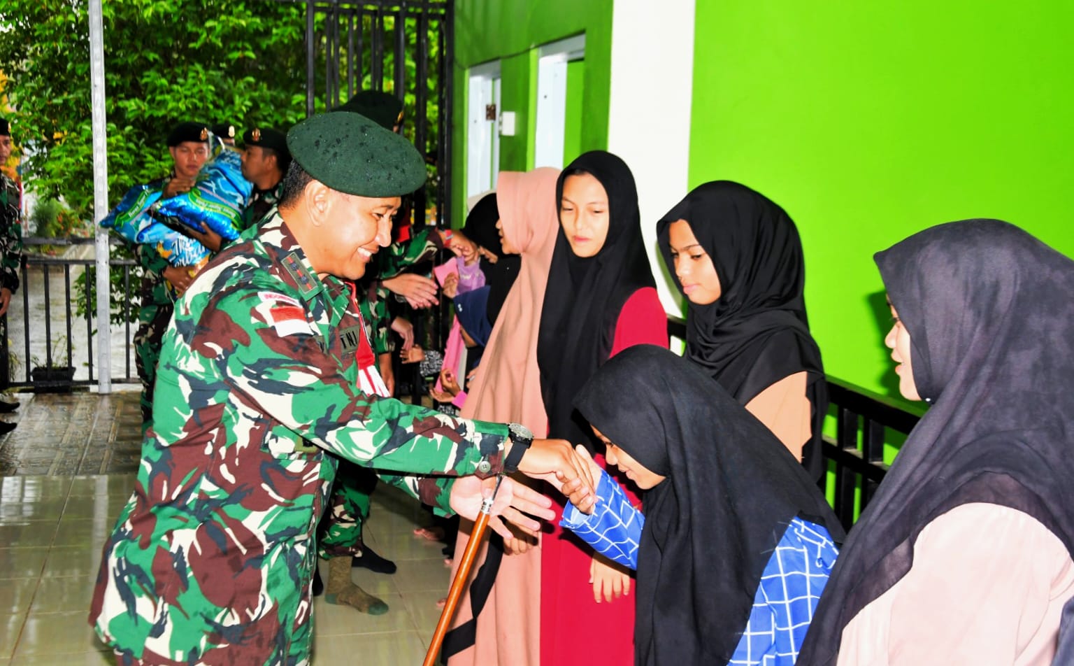 Satgas Pamtas berbagi kebahagiaan di Panti Asuhan Aisyiyah Ruhama Nunukan, Sabtu (28/03/2025). (foto: Peneleven/Narwan) 