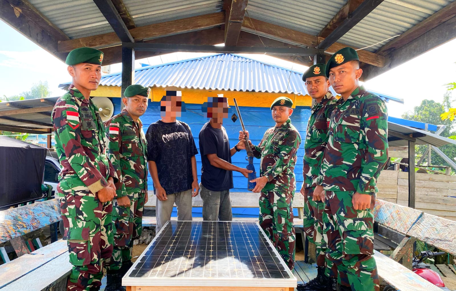 Seorang warga perbatasan dengan sukarela menyerahkan senjata rakitan kepada Satgas Pamtas Yonarmed 11 Kostrad, Rabu (29/03/2025). (foto: Peneleven/Narwan) 