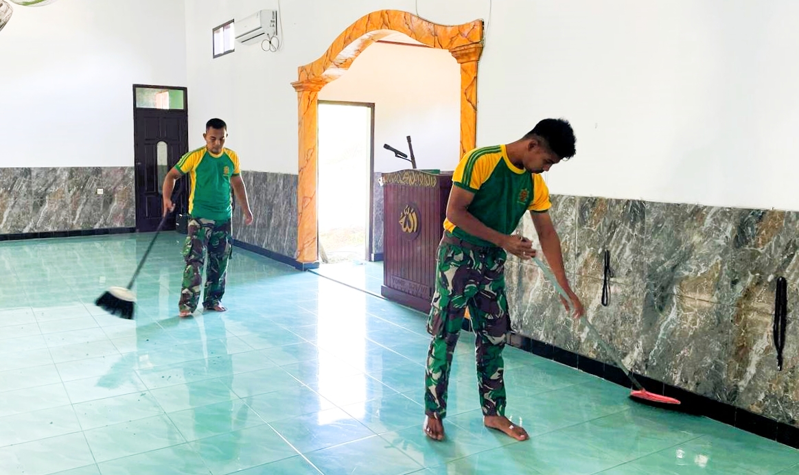 Satgas Pamtas Yonarmed 11 Kostrad Pos Simanggaris Lama melaksanakan kegiatan bersama. Kegiatan berupa pembersihan Masjid Baitul Rahman di Desa Tabur Lestari, Kecamatan Simanggaris, Kabupaten Nunukan, Minggu (30/03/2025). (foto: Peneleven/Narwan) 