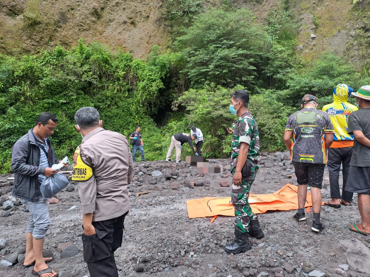 Korban Tertimbun pasir di sungai Senowo (foto humas/agri)