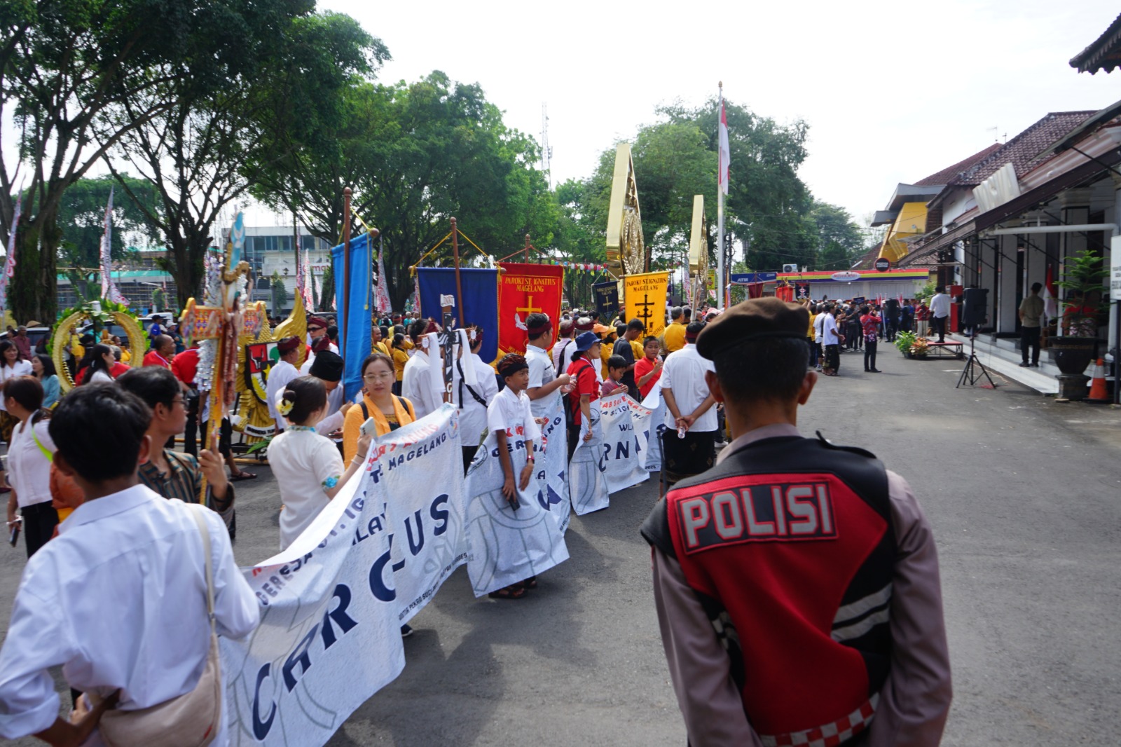 Damai dalam Kirab Salib Paskah, Polres Magelang Kota Jaga Toleransi (mitramabesnews.com/humas/agri)