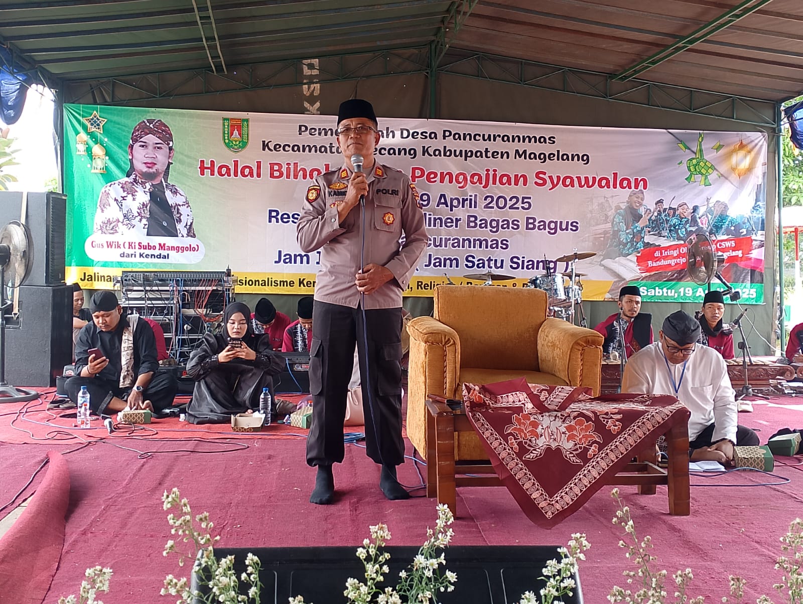 Foto; Kapolsek Secang saat Hadiri Syawalan Pemdes Pancuranmas, Gus Mik dan Campursari Wargo Setuju Meriahkan Acara (mitramabesnews.com/agri)