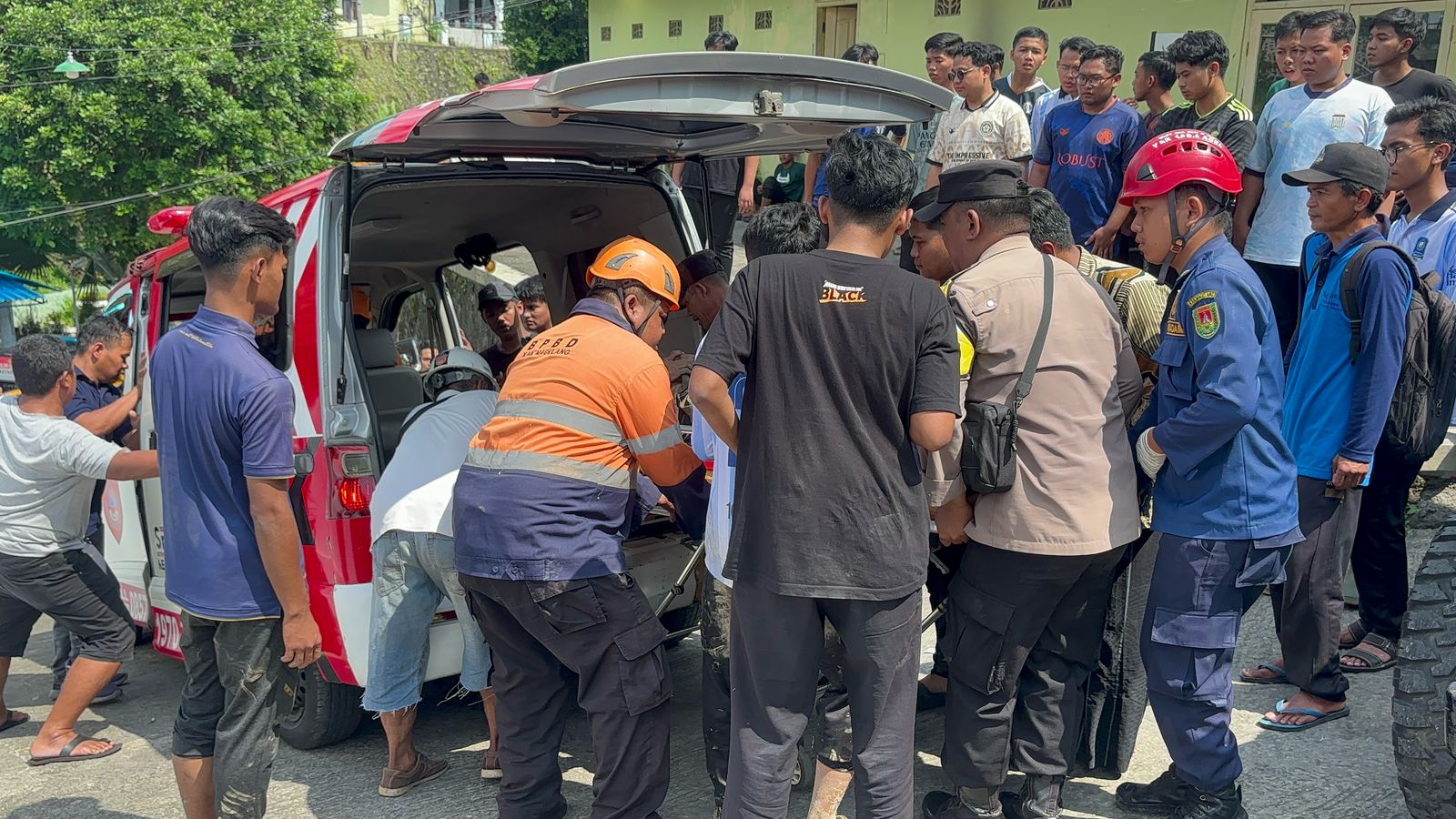 Evakuasi tragedi di ponpes gontor 5: empat S
santri tewas tertimpa  longsor kolam (Agri/mitramabes ews.com/Magelang)