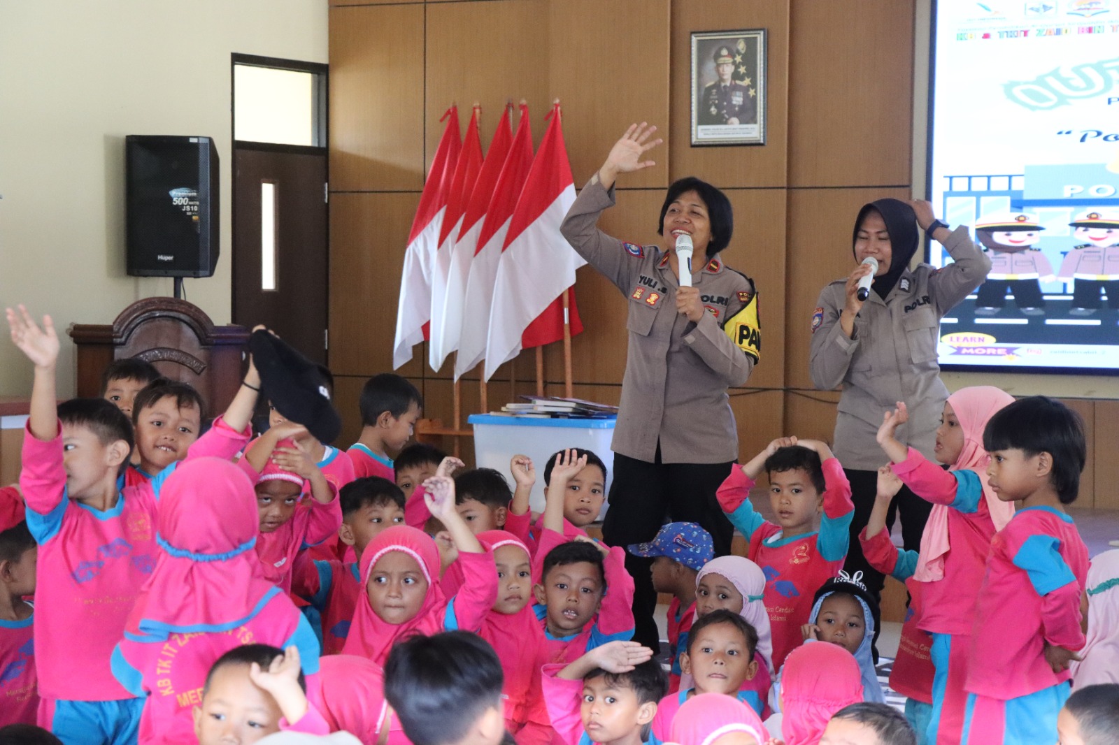 Ratusan siswa KB dan TK Zaid Bin Tsabit 2 belajar tertib lalu lintas (Agri/mitramabesnews.com/Magelang)