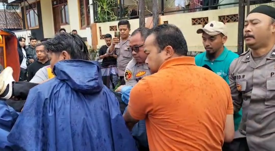 Lansia meninggal mendadak di halte depan SDN 1 kaliangkrik (Agri/mitramabesnews.com/Magelang)