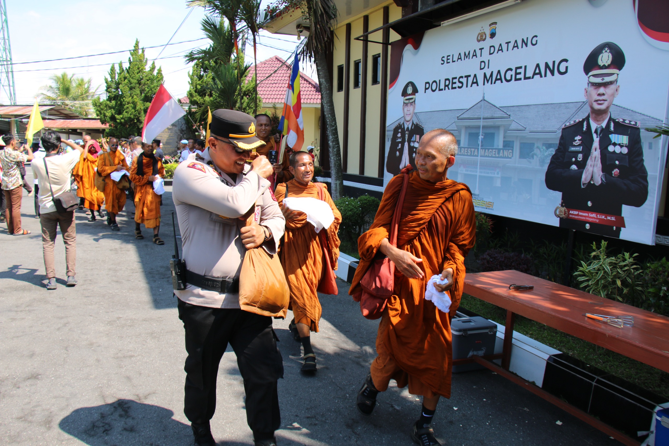 Polresta magelang kawal perjalanan bhikkhu thudong internasional menuju borobudur (Agri/mitramabesnews.com/Magelang)