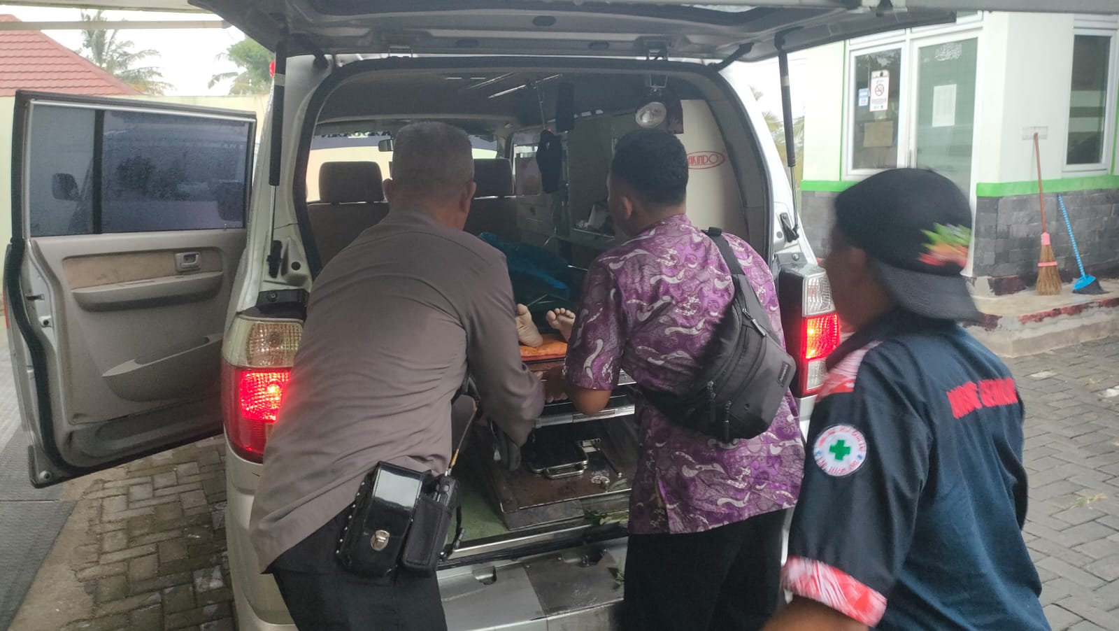 Seorang ibu dan anak perempuannya dilaporkan meninggal dunia setelah terseret arus banjir (Agri/mitramabesnews.com/Magelang)