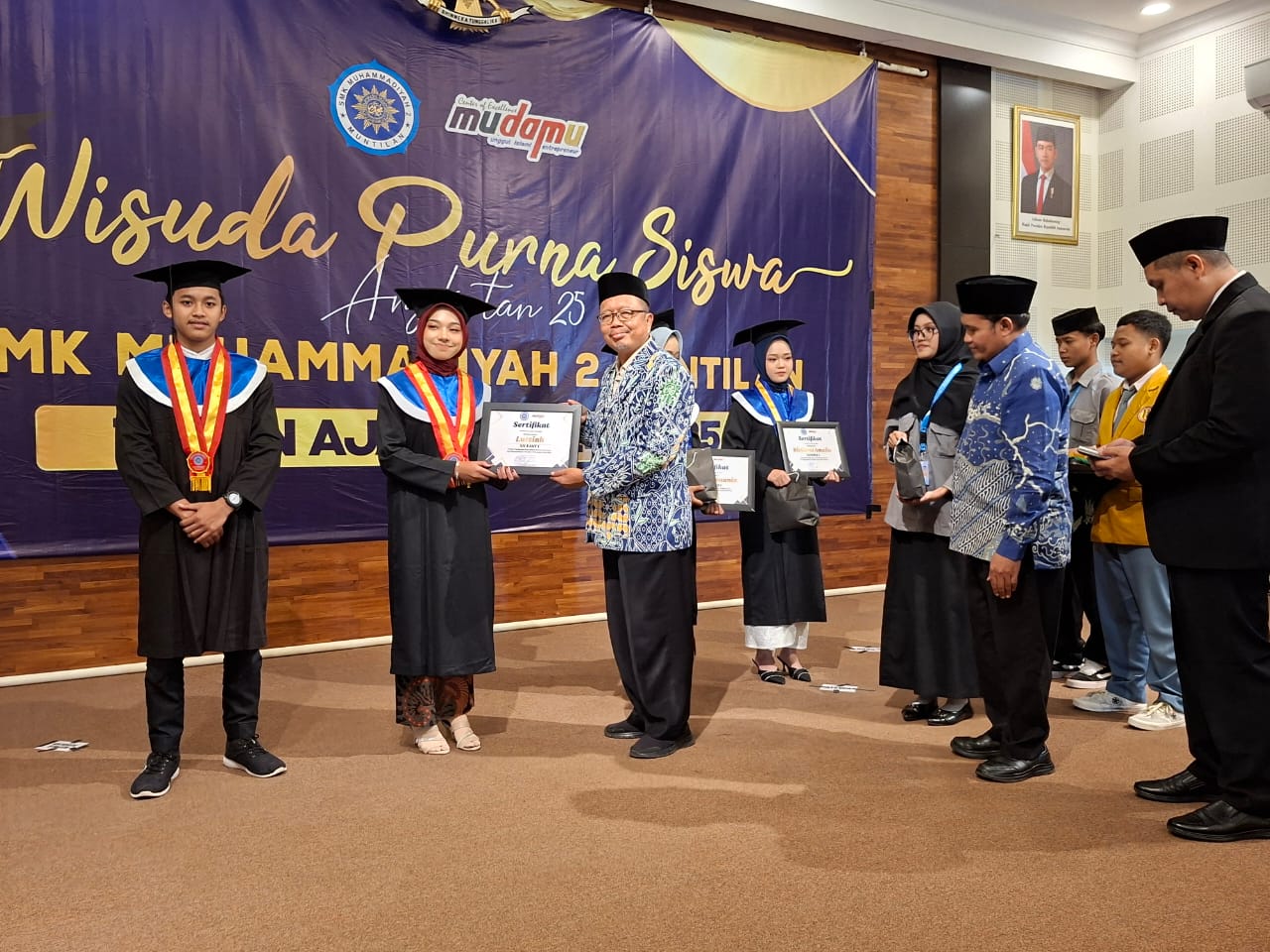 Pemberian penghargaan diberikan kepada sejumlah siswa yang berprestasi (Agri/mitramabesnews.com/Magelang)