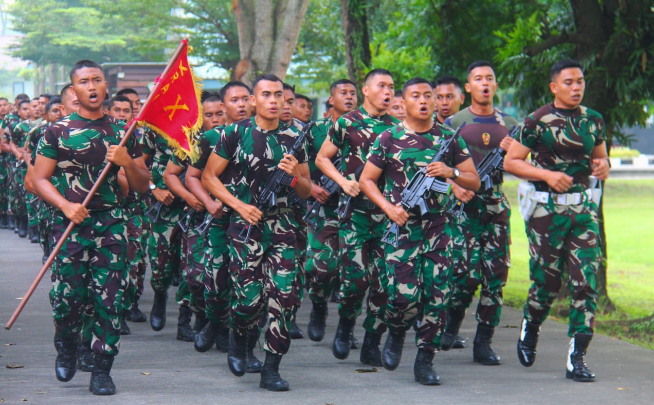 Danyonarmed 1 Kostrad Letkol Arm Garry Herlambang, S.Sos memimpin Prajurit Ajusta Yudha lari bersenjata, Senin (19/05/2025). (foto: Pen Ajusta/Narwan) 