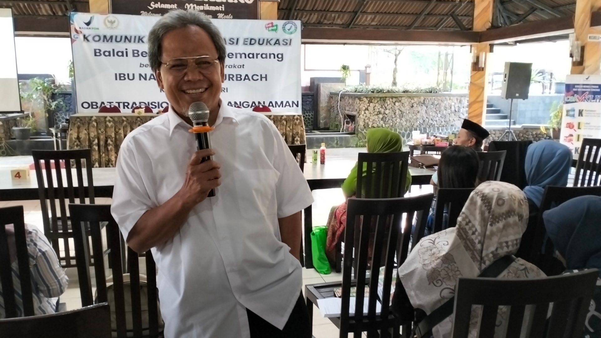 Perwakilan BBPOM Semarang, Agung Supriyanto, memberikan penjelasan tentang pentingnya peran aktif masyarakat dalam mencegah peredaran obat dan makanan yang tidak memenuhi standar keamanan (Agri/Mitramabesnews.com/Magelang)