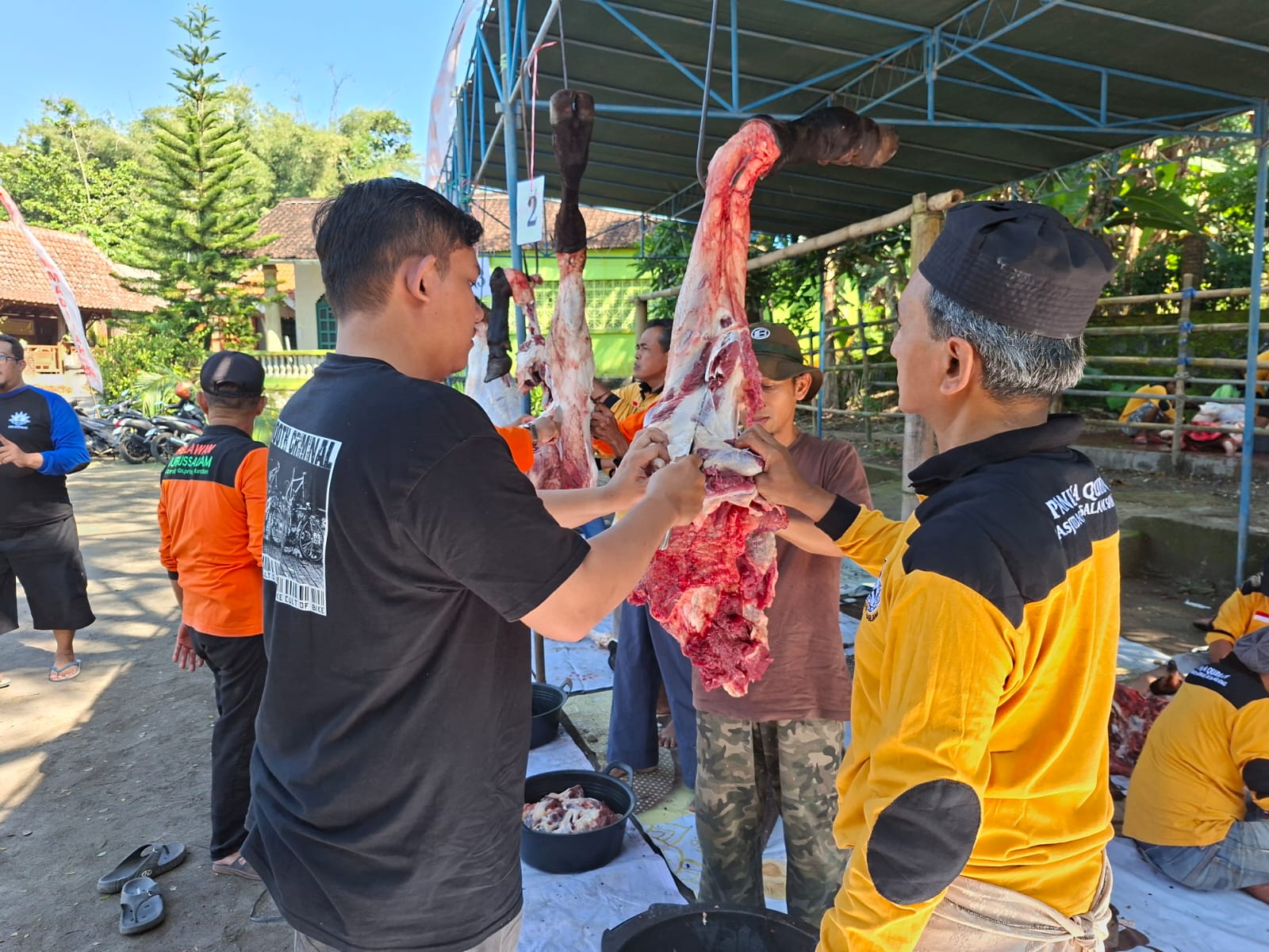 Pimpinan Ranting Muhammadiyah (PRM) Gunungpring Kecamatan Muntilan Kabupaten Magelang  menyembelih puluhan ekor hewan kurban, Sabtu (07/06/2025). (foto: Nurul/Narwan) 