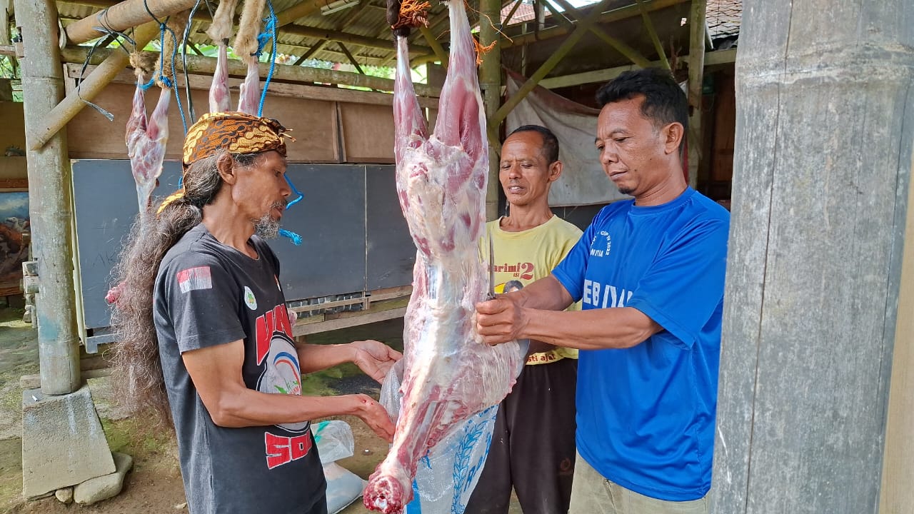 A-PPI Magelang Raya dan Yayasan Bilal Bin Rabah Salurkan Daging Kurban (Agri/mitramabesnews.com/Magelang)