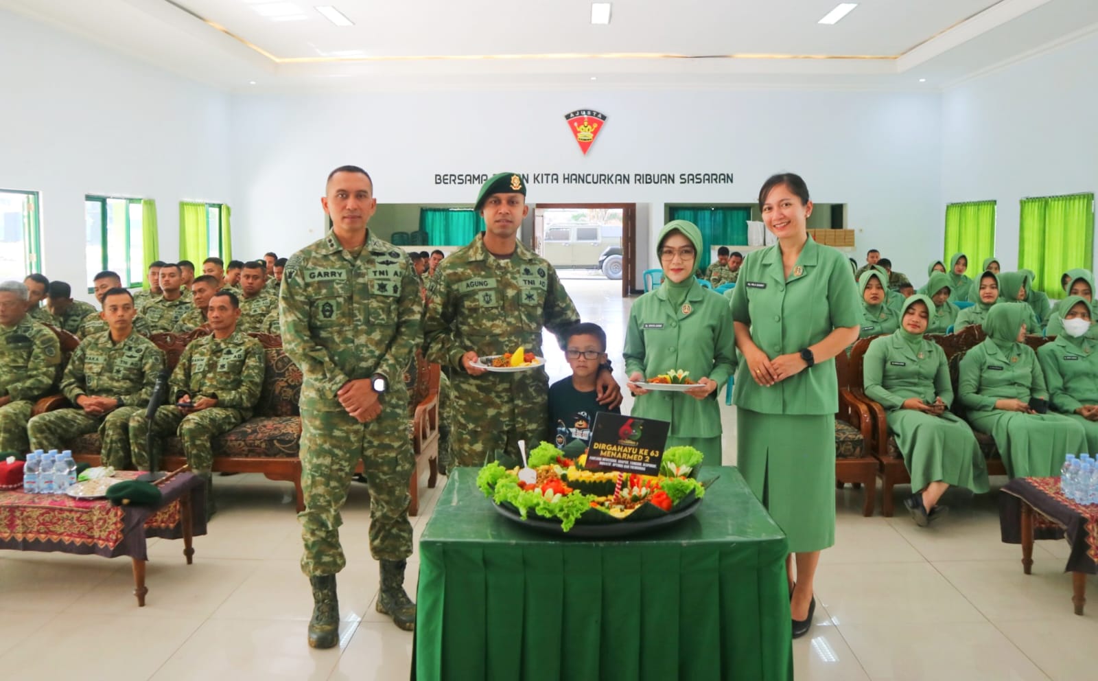 HUT ke-63 Menarmed 2 Kostrad, Yonarmed 1 Kostrad menggelar acara Syukuran yang berlangsung secara Video Conference di Aula Ajusta Yonarmed 1 Kostrad, Jumat (13/06/2025). (foto: Penajusta/Narwan) 