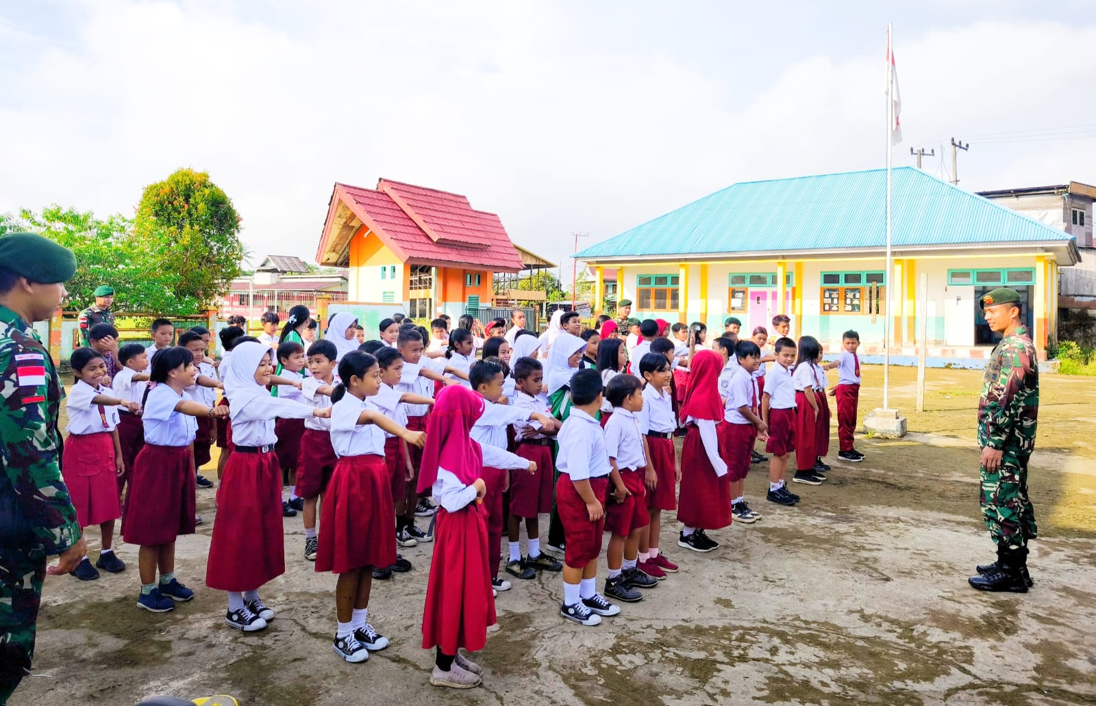 Dalam upaya menanamkan jiwa nasionalisme kepada pelajar dan generasi muda di wilayah perbatasan, Satgas Pamtas Yonarmed 11 Kostrad Pos Simantipal memberikan materi Wawasan Kebangsaan, Selasa (17/06/2025). (foto: Peneleven/Narwan) 