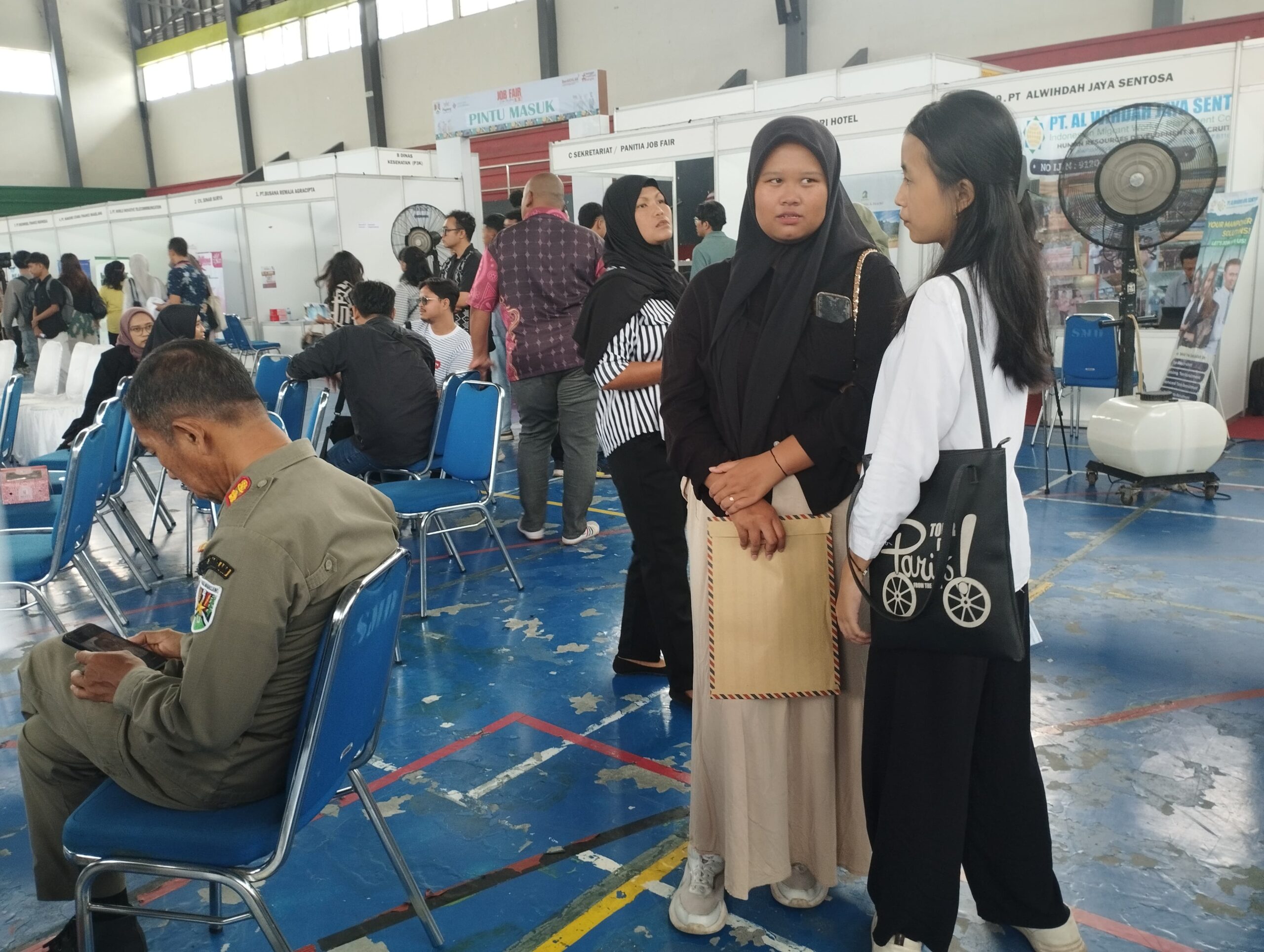 Sejumlah pencari kerja antre di depan stan perusahaan dalam Job Fair 2025 di GOR Samapta Sanden, Kota Magelang (Agri/Mitramabesnews.com/Magelang)