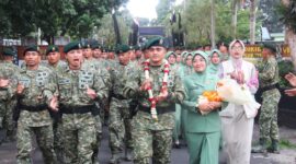 Yonarmed 1 Kostrad menggelar upacara penyambutan untuk Komandan Batalyon yang baru, Mayor Arm Fauzi Raspati Al’ansyori, S.Sos., Selasa (24/06/2025). (foto: Penajusta/Nar) 