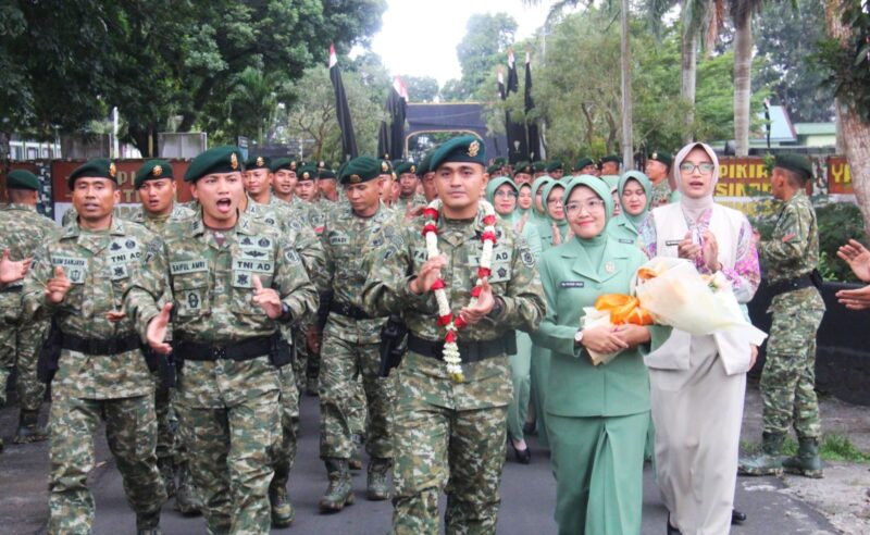 Yonarmed 1 Kostrad menggelar upacara penyambutan untuk Komandan Batalyon yang baru, Mayor Arm Fauzi Raspati Al’ansyori, S.Sos., Selasa (24/06/2025). (foto: Penajusta/Nar) 