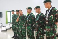 Danyonarmed 1 Kostrad Danyonarmed 1 Kostrad, Mayor Arm Fauzi Raspati Al'ansyori, S.Sos., memberikan apresiasi berupa hadiah kepada prajurit yang berprestasi, Senin (07/07/2025). (foto: Penajusta/Narwan) 