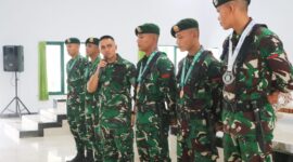 Danyonarmed 1 Kostrad Danyonarmed 1 Kostrad, Mayor Arm Fauzi Raspati Al'ansyori, S.Sos., memberikan apresiasi berupa hadiah kepada prajurit yang berprestasi, Senin (07/07/2025). (foto: Penajusta/Narwan) 