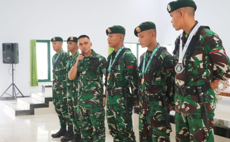 Danyonarmed 1 Kostrad Danyonarmed 1 Kostrad, Mayor Arm Fauzi Raspati Al'ansyori, S.Sos., memberikan apresiasi berupa hadiah kepada prajurit yang berprestasi, Senin (07/07/2025). (foto: Penajusta/Narwan) 