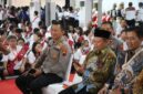 Umat Buddha berjalan penuh khidmat dalam prosesi Puja Yatra dari Candi Mendut menuju Candi Borobudur, Magelang (Agri/mitramabesnews.com/Magelang)