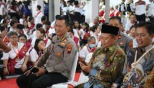 Umat Buddha berjalan penuh khidmat dalam prosesi Puja Yatra dari Candi Mendut menuju Candi Borobudur, Magelang (Agri/mitramabesnews.com/Magelang)