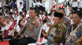Umat Buddha berjalan penuh khidmat dalam prosesi Puja Yatra dari Candi Mendut menuju Candi Borobudur, Magelang (Agri/mitramabesnews.com/Magelang)
