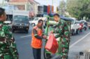 Prajurit Yonarmed 1 Kostrad melaksanakan berbagi kepada masyarakat di sekitar Jalan Singosari, Malang, Jumat (18/07/2025). (foto: Penajusta/Narwan) 