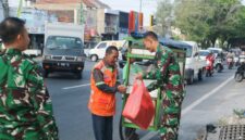 Prajurit Yonarmed 1 Kostrad melaksanakan berbagi kepada masyarakat di sekitar Jalan Singosari, Malang, Jumat (18/07/2025). (foto: Penajusta/Narwan) 