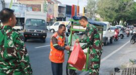 Prajurit Yonarmed 1 Kostrad melaksanakan berbagi kepada masyarakat di sekitar Jalan Singosari, Malang, Jumat (18/07/2025). (foto: Penajusta/Narwan) 