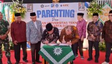Penandatanganan MoU antara SMK Muhammadiyah 1 Muntilan dan Universitas Teknologi Yogyakarta disaksikan Ketua PDM Kabupaten Magelang (Agri/mitramabesnews.com/Magelang)
