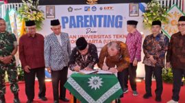 Penandatanganan MoU antara SMK Muhammadiyah 1 Muntilan dan Universitas Teknologi Yogyakarta disaksikan Ketua PDM Kabupaten Magelang (Agri/mitramabesnews.com/Magelang)
