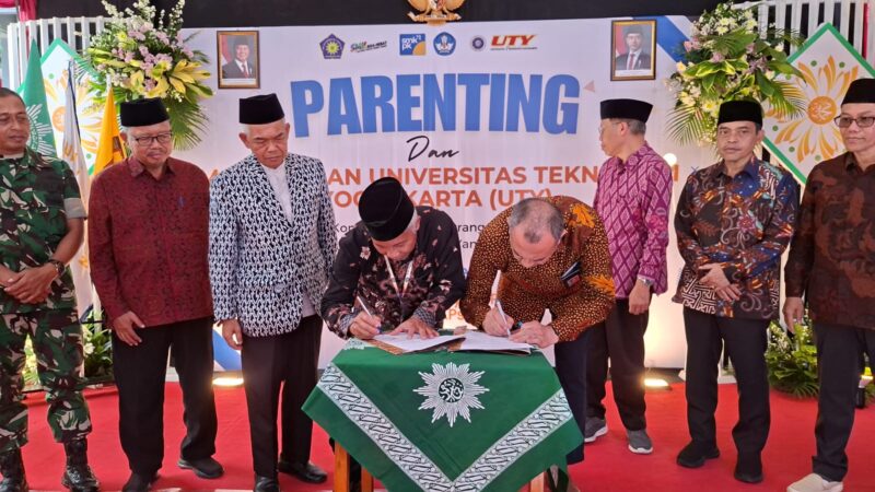 Penandatanganan MoU antara SMK Muhammadiyah 1 Muntilan dan Universitas Teknologi Yogyakarta disaksikan Ketua PDM Kabupaten Magelang (Agri/mitramabesnews.com/Magelang)
