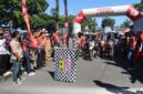 Kapolres Magelang Kota AKBP Anita Indah Setyaningrum bersama Walikota Magelang dan Dandim 0705 melepas peserta Bhayangkara Adventure 2025 di halaman Taman Kyai Langgeng (Agri/mitramabesnews.com/Magelang)
