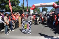 Kapolres Magelang Kota AKBP Anita Indah Setyaningrum bersama Walikota Magelang dan Dandim 0705 melepas peserta Bhayangkara Adventure 2025 di halaman Taman Kyai Langgeng (Agri/mitramabesnews.com/Magelang)