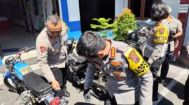 Petugas Polresta Magelang saat mengamankan deretan motor knalpot brong hasil razia balap liar di Metro Square, Mertoyudan (Agri/mitramabesnews.com/Magelang)