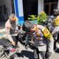 Petugas Polresta Magelang saat mengamankan deretan motor knalpot brong hasil razia balap liar di Metro Square, Mertoyudan (Agri/mitramabesnews.com/Magelang)