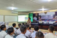 Ipda Yuli Setiawati, Kanit Bintibsos Polres Magelang Kota, memberikan arahan kepada peserta pembinaan Paskibraka di Kantor Kesbangpol Kota Magelang (Agri/mitramabesnews.com/Magelang)