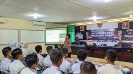 Ipda Yuli Setiawati, Kanit Bintibsos Polres Magelang Kota, memberikan arahan kepada peserta pembinaan Paskibraka di Kantor Kesbangpol Kota Magelang (Agri/mitramabesnews.com/Magelang)