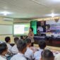 Ipda Yuli Setiawati, Kanit Bintibsos Polres Magelang Kota, memberikan arahan kepada peserta pembinaan Paskibraka di Kantor Kesbangpol Kota Magelang (Agri/mitramabesnews.com/Magelang)