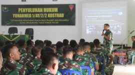 Tim Penyuluh Hukum dari Hukum Divisi Infanteri 2 Kostrad melaksanakan kegiatan penyuluhan hukum kepada prajurit dan Persit Yonarmed 1 Kostrad, Kamis (24/07/2025). (foto: Penajusta/Narwan) 
